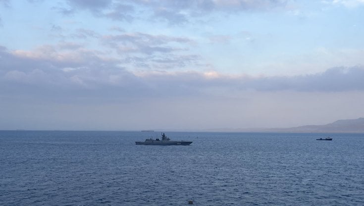 La fregata immortalata durante la navigazione nel canale di Suez