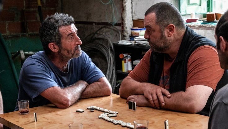 Gli attori Luis Zahera e Denis M&eacute;nochet nel film As Bestas di Rodrigo Sorogoyen