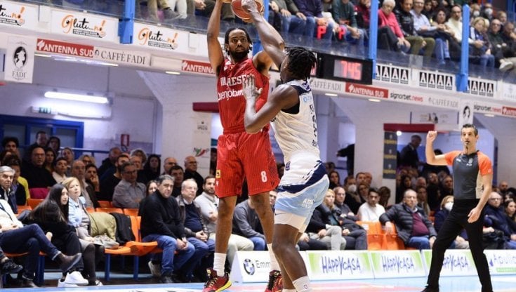 Basket, frode e illecito sportivo: Varese penalizzata di 16 punti