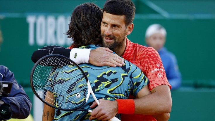 L'abbraccio tra Musetti e Djokovic a fine match