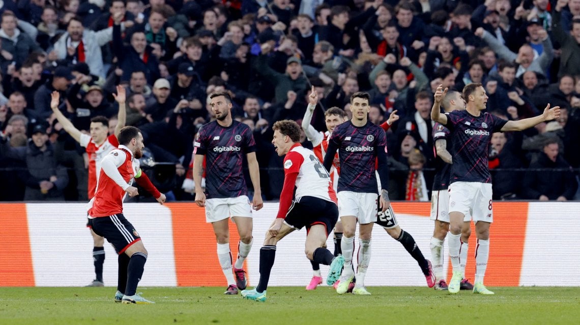 I giocatori del Feyenoord esultano dopo il gol
