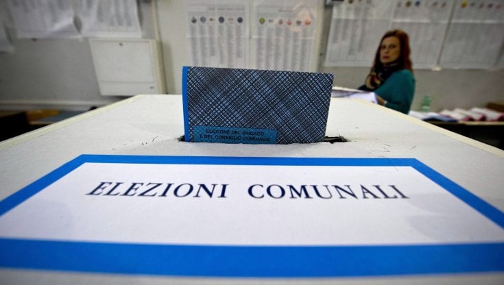 Il Viminale dice no al voto dei fuorisede in un altro comune. Le opposizioni annunciano battaglia: "Il governo tradisce le promesse"