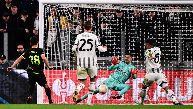 Un intervento decisivo di Mattia Perin contro lo Sporting