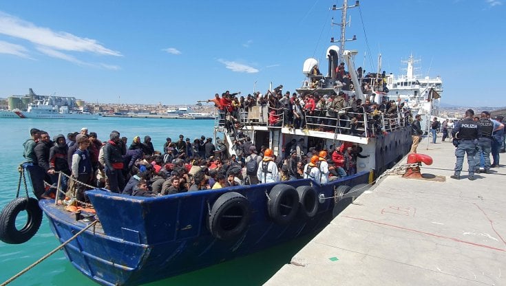 "Via la protezione per i migranti”. La destra sfida il Quirinale