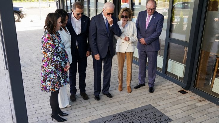 Joe Biden davanti alla placca con il nomew del figlio al Mayo Roscommon Hospice di Castlebar