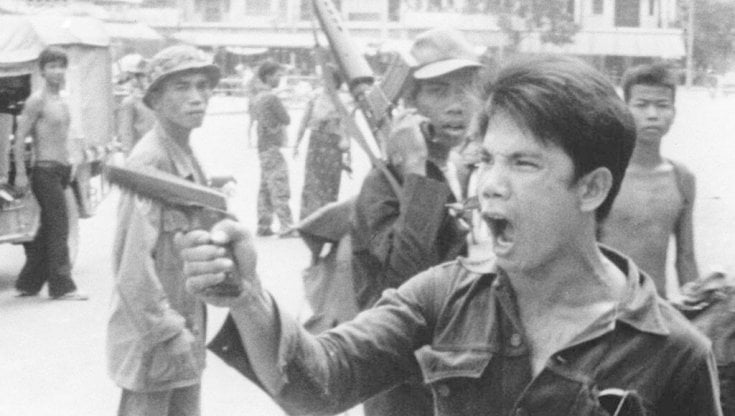 Un soldato Khmer ordina ai commercianti di  lasciare le loro botteghe a Phnom Penh (Cambogia) il 17 aprile 1975 (Christoph Froehder, AP)
