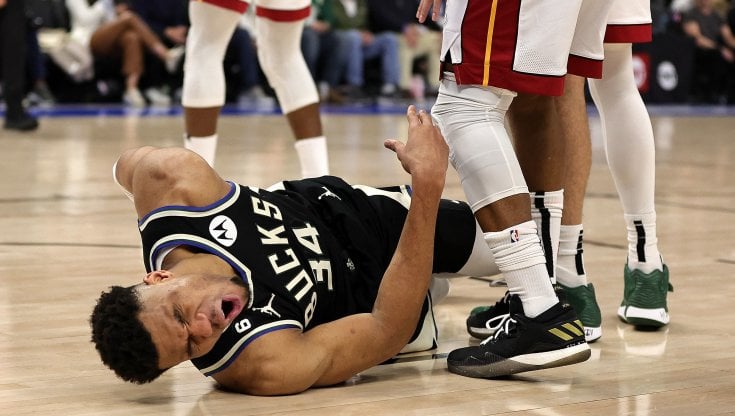 Giannis Antetokounmpo a terra