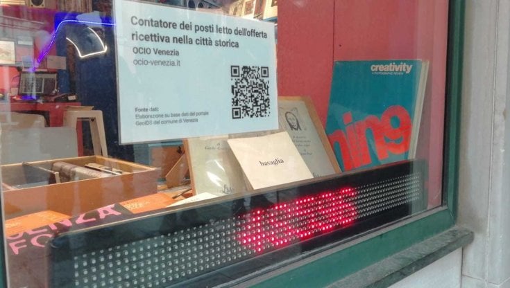 Il contatore nella vetrina della libreria di Campo Santa Margherita