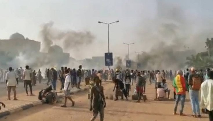Khartoum, le Nazioni Unite sospendono gli aiuti alimentari ed è subito allerta per i saccheggi, le bombe non sono l'unico rischio