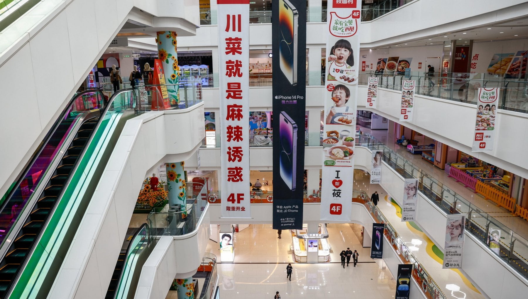 La pubblicit&agrave; di un iPhone 14 pro in un centro commerciale a Pechino