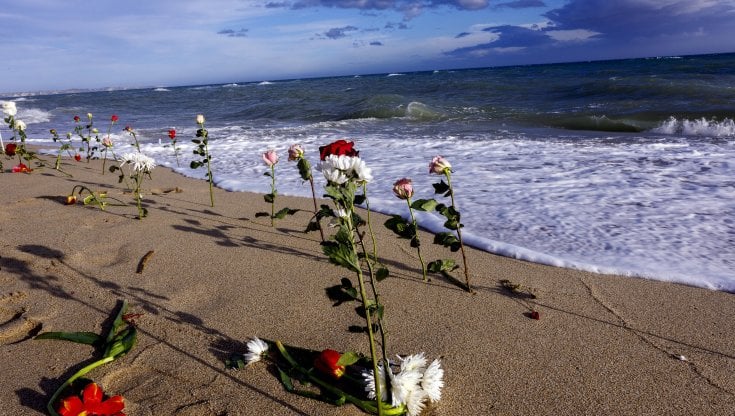 Fiori per le vittime del naufragio sulla spiaggia di Cutro 