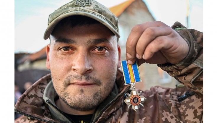 Viktor Ilchak mostra la decorazione ricevuta dal presidente Zelensky (Attila Kisbedenek / Afp via Getty Images)