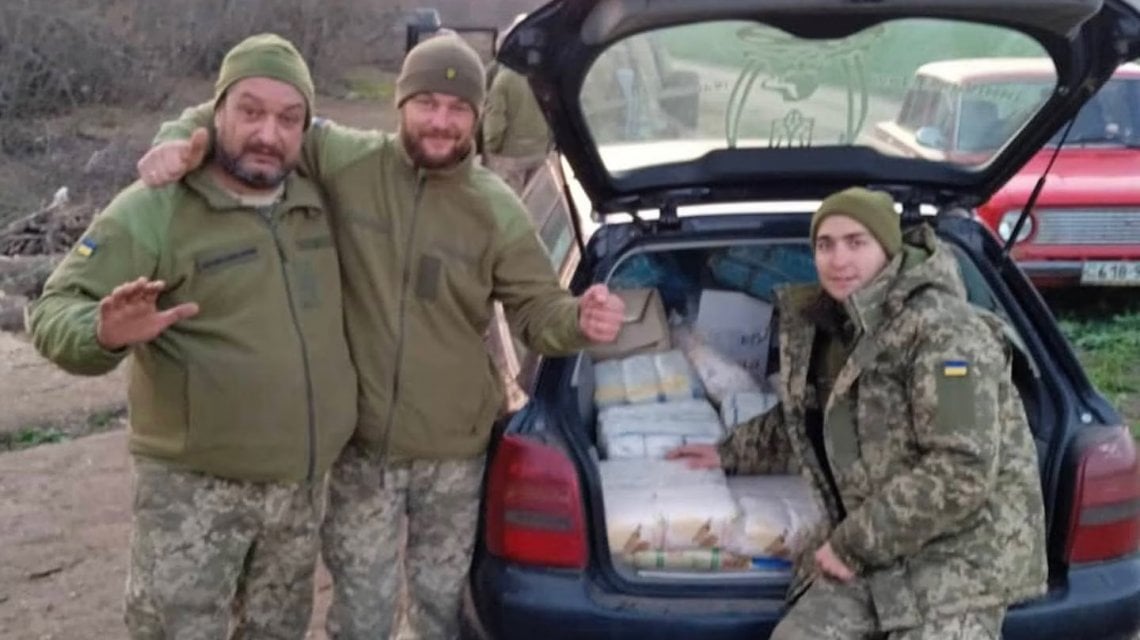 Oleksii Mykhailovych Panchenko&nbsp;(a sinistra) con altri commilitoni rom