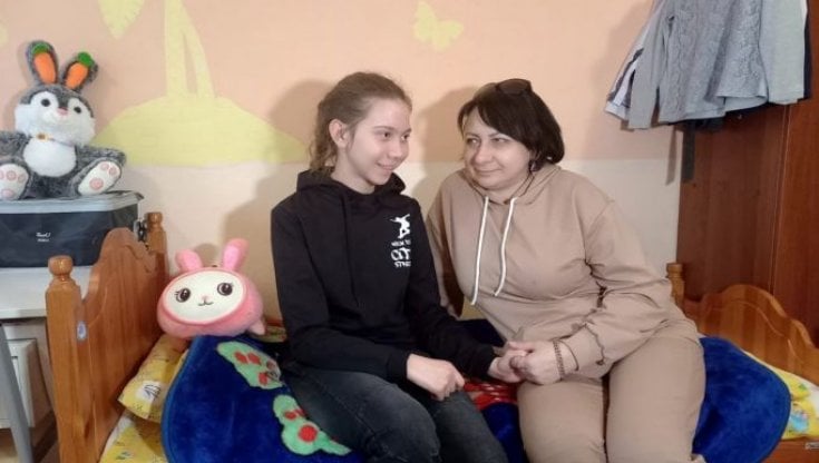 Masha Moskaliova, 13 anni, riunita con la madre che l'aveva abbandonata nel 2013. Fonte: canale Telegram di Tulskie Izvestija