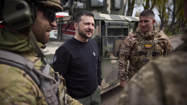 Putin e Zelensky in visita alle truppe preparano la nuova escalation