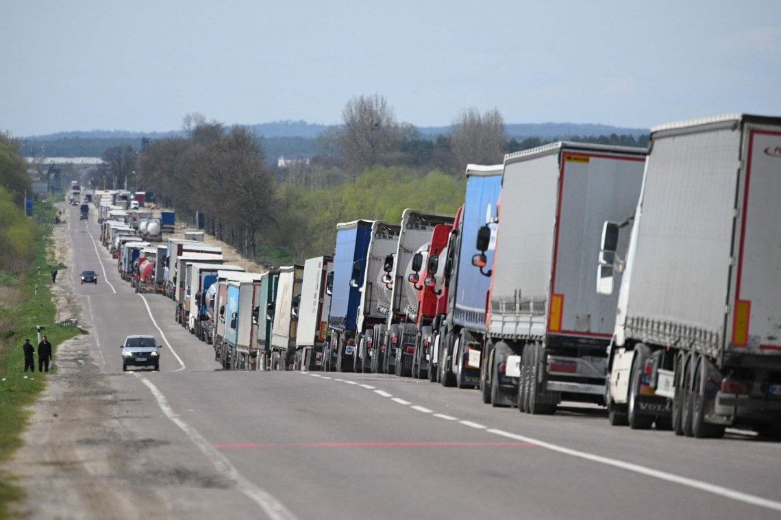 Coda di camion che trasportano alimenti di oltre dieci chilometri al confine tra Polonia e Ucraina