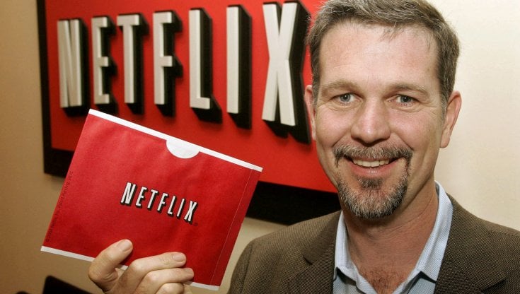 Reed Hastings, fondatore di Netflix, con uno dei Dvd storici della societ&agrave;