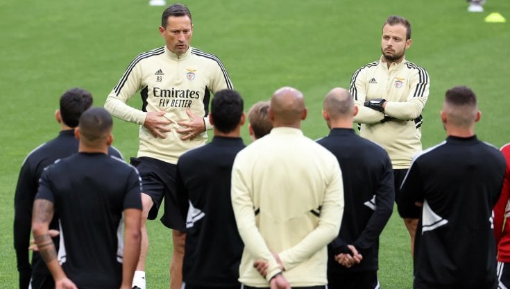 Roger Schmidt, tecnico del Benfica, a colloquio con i giocatori