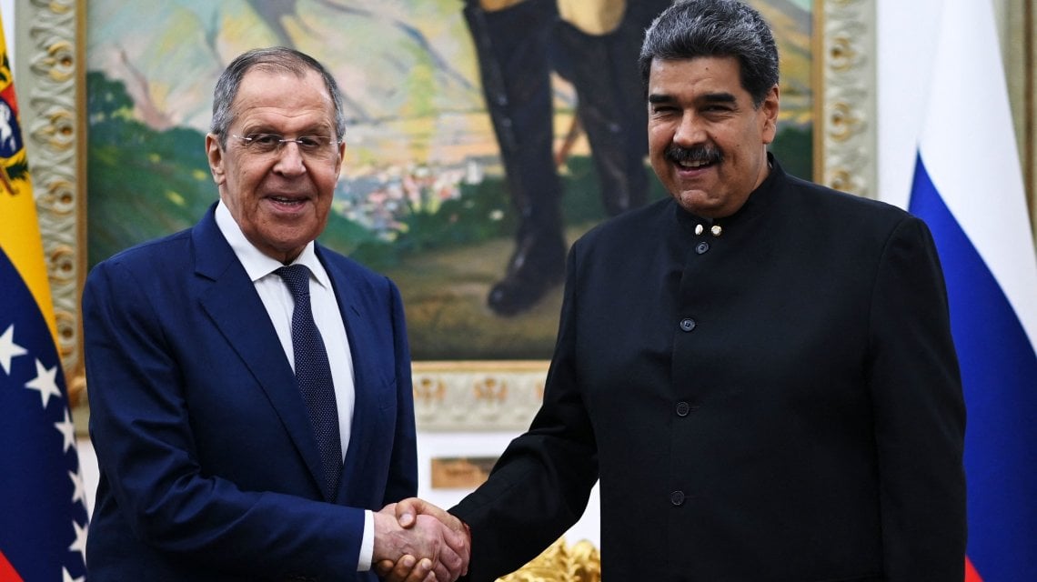 Il ministro degli Esteri russo Sergej Lavrov e il presidente del Venezuela Nicolas Maduro