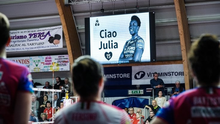 Il minuto di silenzio per Julia Ituma a Chieri
