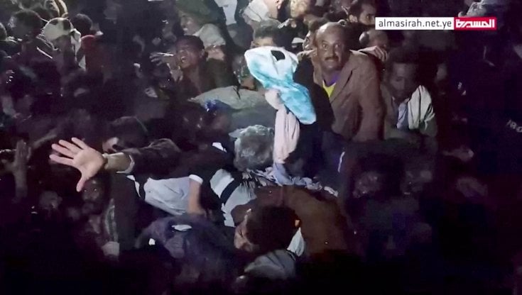 Yemen, commercianti regalano soldi per beneficenza: 85 morti e oltre 300 feriti nella calca