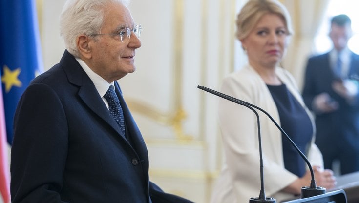 Mattarella da Bratislava contro "il virus" del nazionalismo: "Insidioso e non dà risposte"