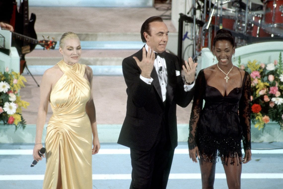 Anna Oxa con Pippo Baudo e Cannelle a Sanremo 1994