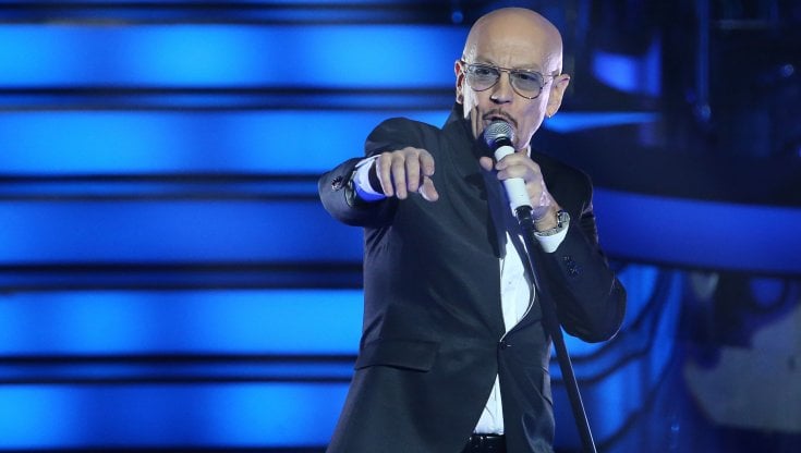 Enrico Ruggeri canta 'Dimentico', un brano sull'Alzheimer