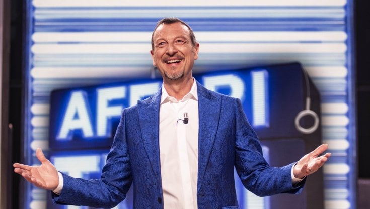 Con "Affari Tuoi" Amadeus riporta i pacchi in prima serata