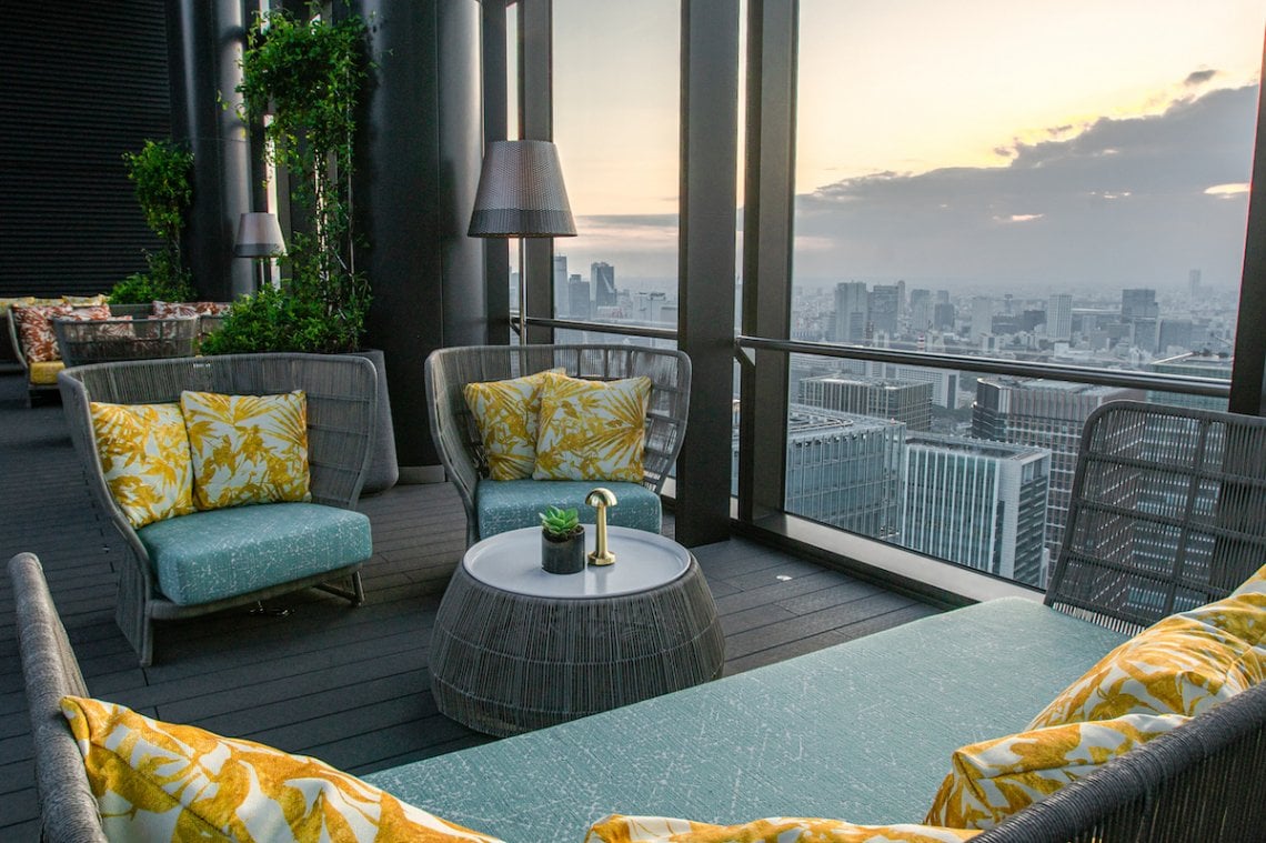 La terrazza sul tetto con gelsomini rampicanti arredata B&amp;B Italia; sotto, il grattacielo Tokyo Midtown Yaesu: il Bulgari Hotel occupa dal quarantesimo al quarantacinquesimo piano 