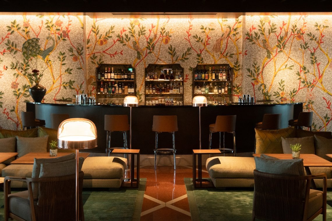 Sul tetto, il Bulgari bar arredato con mobili di Antonio Citterio per Flexform. Dietro il balcone, il mosaico Bisazza realizzato a mano raffigurante un giardino delle meraviglie
