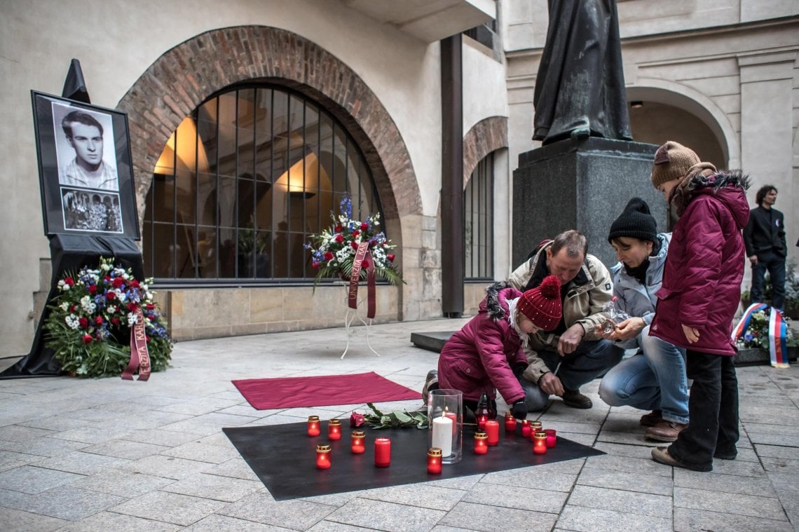 Una famiglia commemora Jan Palach all'universit&agrave; di Praga