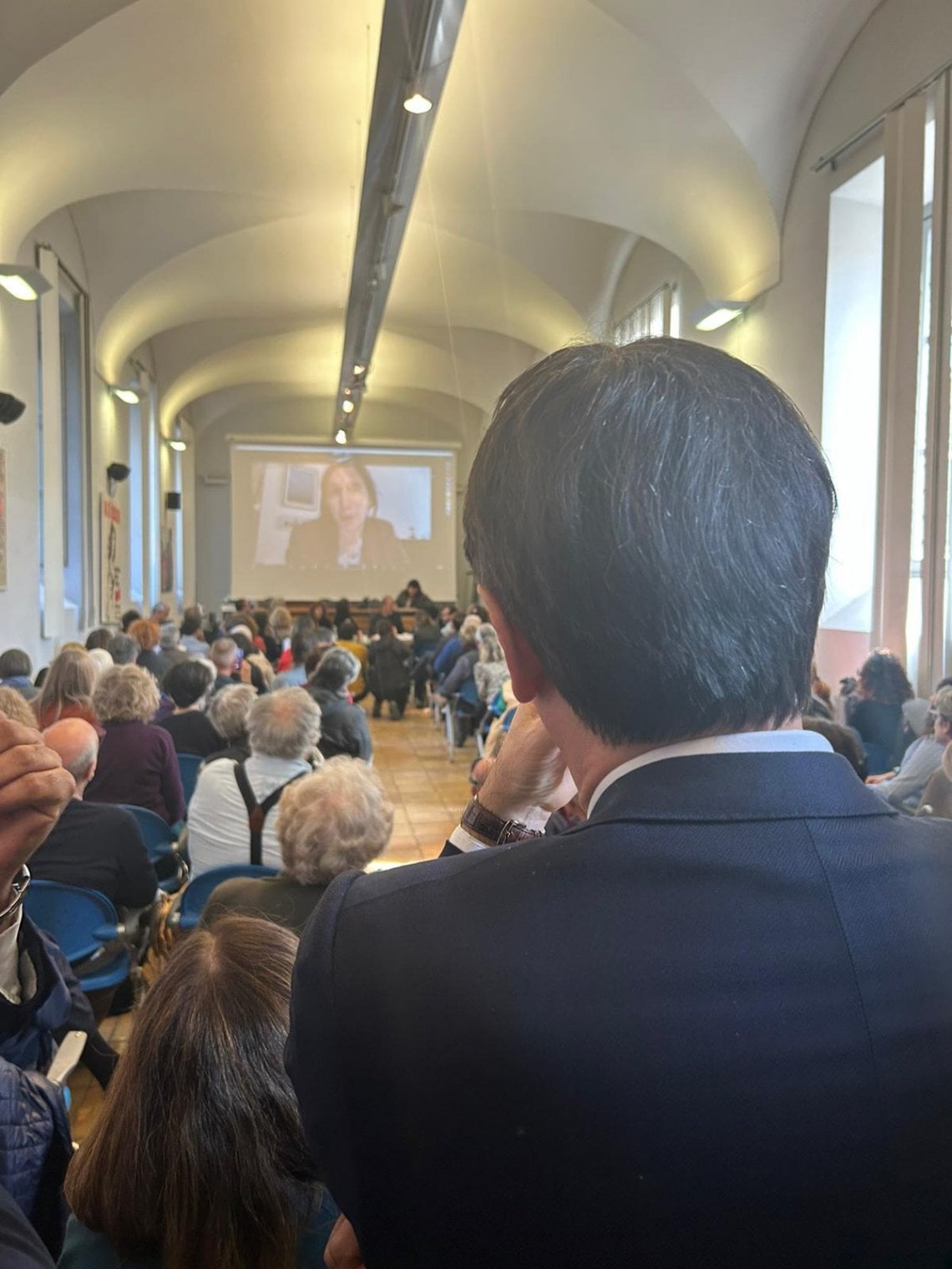 Giuseppe Conte di spalle durante l'intervento di Elly Schlein