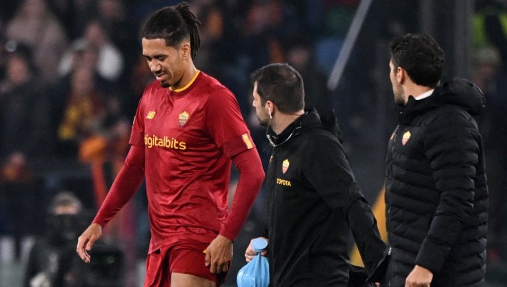 Smalling lascia il campo dopo l'infortunio durante Roma-Feyenoord