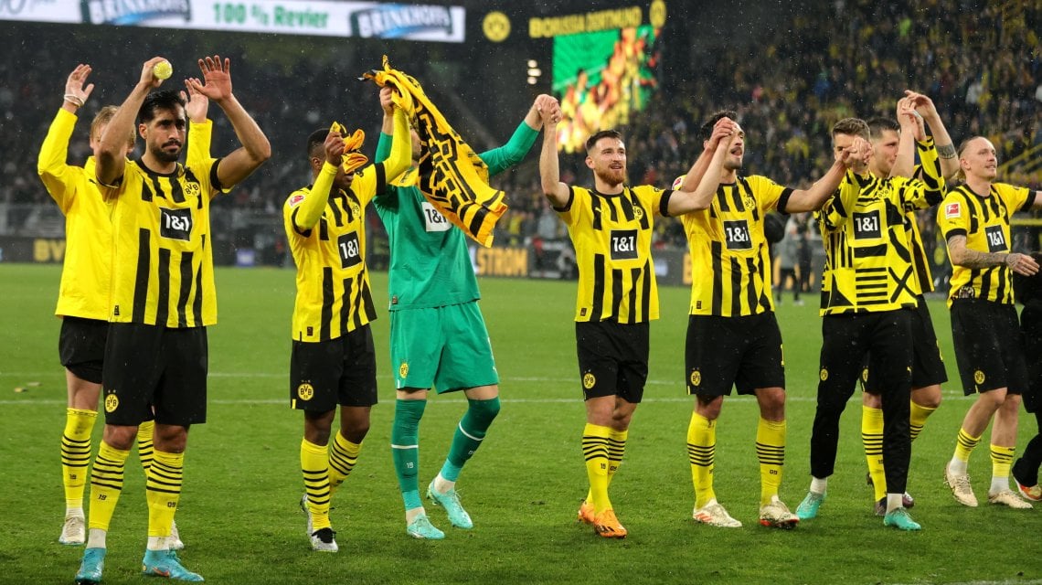 I giocatori del Borussia Dortmund festeggiano con i tifosi a fine partita
