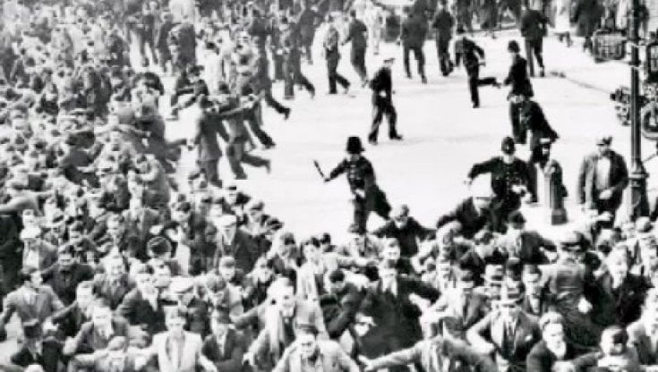 La battaglia di Cable Street Scontri a Londra nel 1936 fra manifestanti antifascisti e le camicie nere di Oswald Mosley