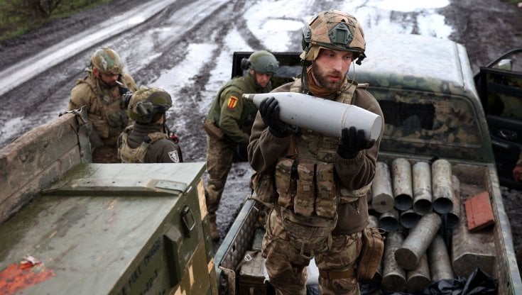 Militari del battaglione di artiglieria ucraino Aidar sulla linea del fronte di Bakhmut