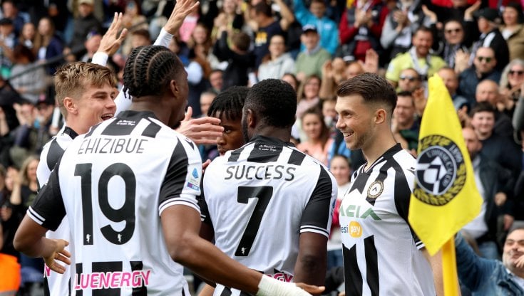 I giocatori dell'Udinese festeggiano il gol di Samardzic