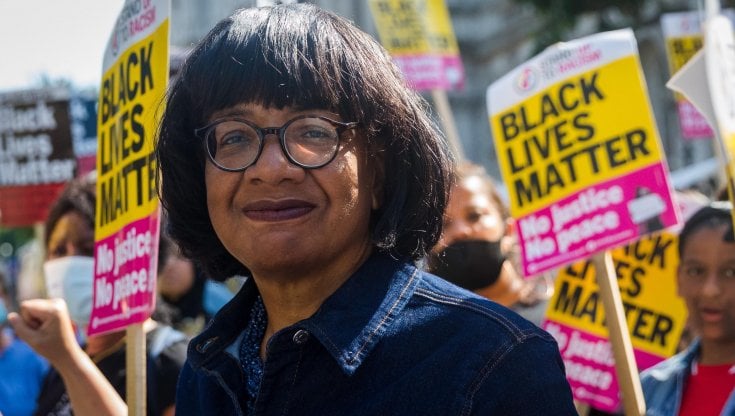 "Gli ebrei? Discriminati come le persone dai capelli rossi". Il Labour sospende una deputata per antisemitismo