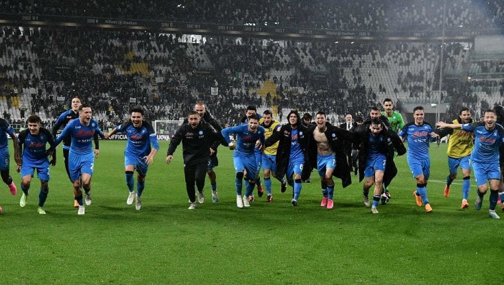 I giocatori del Napoli festeggiano la vittoria a Torino contro la Juve