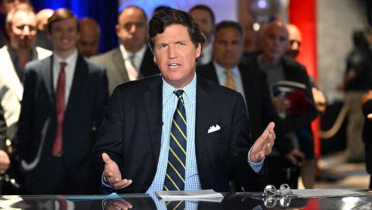Tucker Carlson lascia Fox News: aveva sostenuto la teoria dei brogli alle presidenziali del 2020