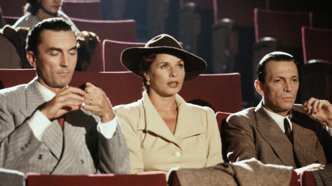 Senta Berger fra Massimo Foschi e Umberto Orsini in una scena di "Notti e nebbie"