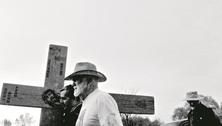 Il pellegrinaggio di Pasqua a Chimayo, conosciuta come la &ldquo;Lourdes d&rsquo;America&rdquo;, attrae circa 300mila fedeli ogni anno. Foto: Alex Majoli, Magnum, contrasto