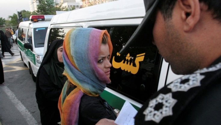 La denuncia di Hrw: "La polizia iraniana ha torturato, violentato e fatto sparire minorenni"