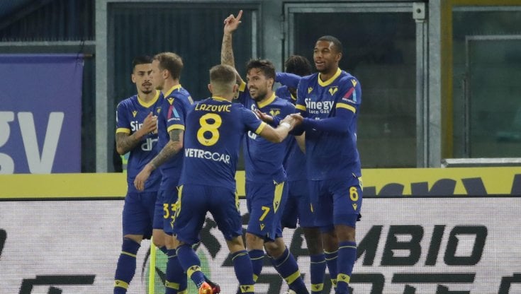 L'esultanza dei giocatori del Verona dopo il gol del 2 a 0 al Bologna