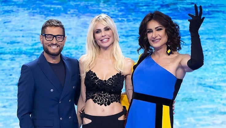 Isola dei famosi, prime tensioni tra Ilary Blasi e Enrico Papi: "Guarda che litighiamo"