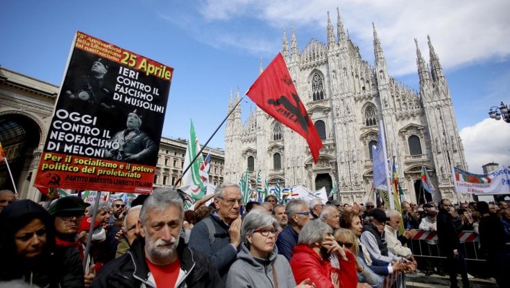25 Aprile, Sala al corteo di Milano: "Mattarella ha ristabilito la verità". L'Anpi: "Siamo 100mila". Applausi per Schlein. La Russa: "Io antifascista? Dipende dal significato che si dà alla parola"