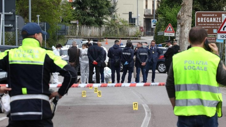 Le forze dell'ordine sul luogo della morte di Soufiane Boubagura