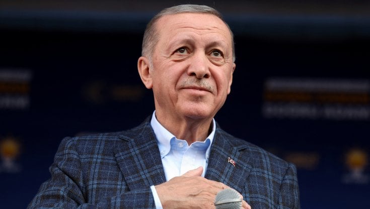 Malore per Erdogan in diretta tv, cancellati gli impegni elettorali per un giorno