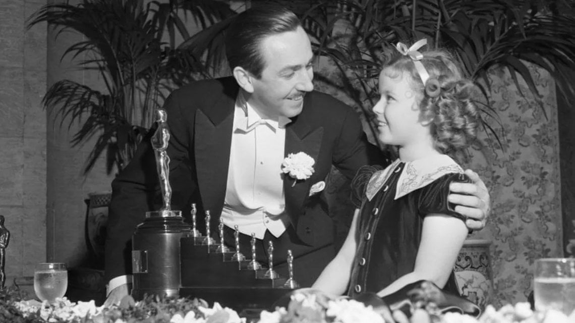Walt Disney con Shirley Temple con gli Oscar speciale per 'Biancaneve e i sette nani'